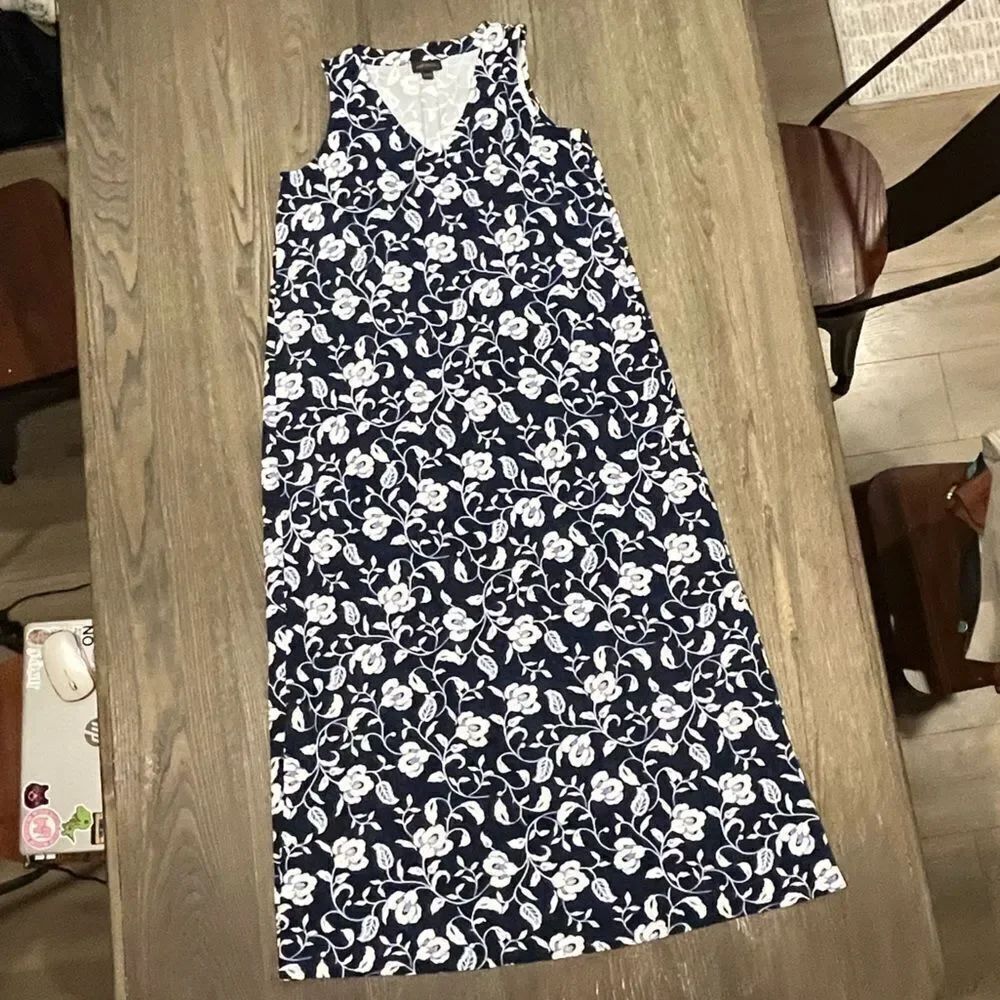 NWOT J. Jill Wearever Collection Dress Floral V-neck Sleeveless Navy & White S